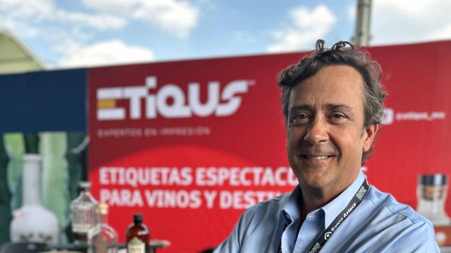 Labor. El colorido stand de Etiqus, empresa saltillense especializada en etiquetas premium, cautivó a los asistentes del Festival Mundo Mezcal 2025 con su propuesta que fusiona tecnología, diseño y tradición mexicana.