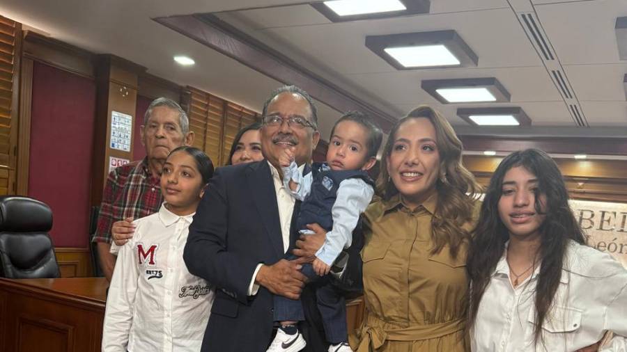 El alcalde estuvo acompañado por su familia durante la sesión de Cabildo en la que realizó la solicitud de licencia temporal.