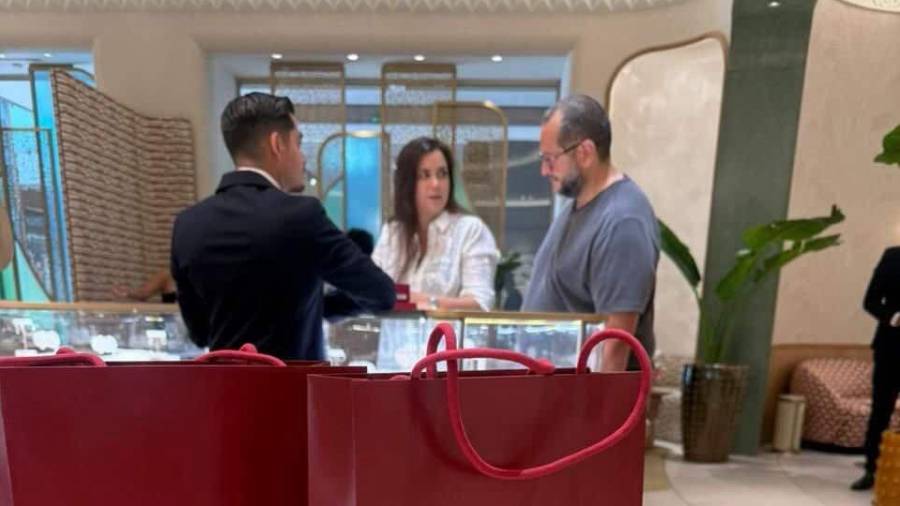 José Ramón López Beltrán, el hijo mayor del expresidente Andrés Manuel López Obrador (AMLO) fue visto en una tienda de la marca Cartier en Cancún, junto a su esposa Carolyn Adams.