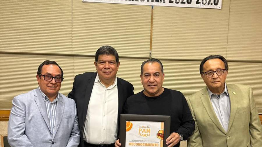 Integrantes de la nueva mesa directiva de CANAINPA Región Laguna durante la toma de protesta.