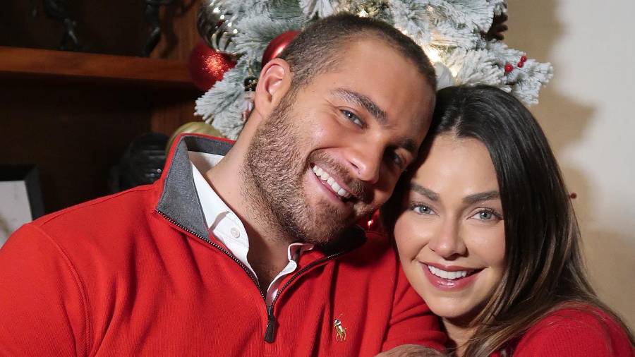 Familia. La pareja de actores cerró el año con la llegada de su bebé, al que describieron como ‘el mejor regalo de Navidad’.