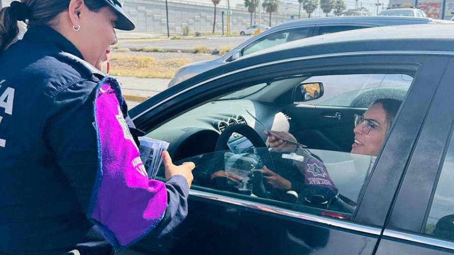 Elementos del Agrupamiento Violeta realizan filtros preventivos para informar a la ciudadanía sobre los servicios de atención y acompañamiento disponibles.