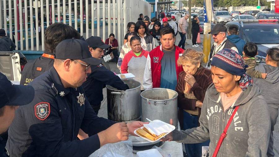 Policías de Guadalupe colocaron una mesa afuera del Hospital Materno Infantil de Alta Especialidad para entregar alimentos y convivir con familiares de pacientes en vísperas de Navidad