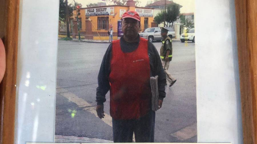 Inició como vendedor de periódicos después de dejar su trabajo como agente de tránsito tras un accidente.