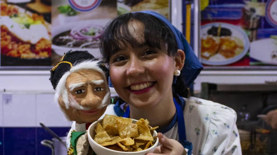 Entre títeres y memorias llega la obra de teatro ‘Chilaquiles de toros y flores’ a Saltillo