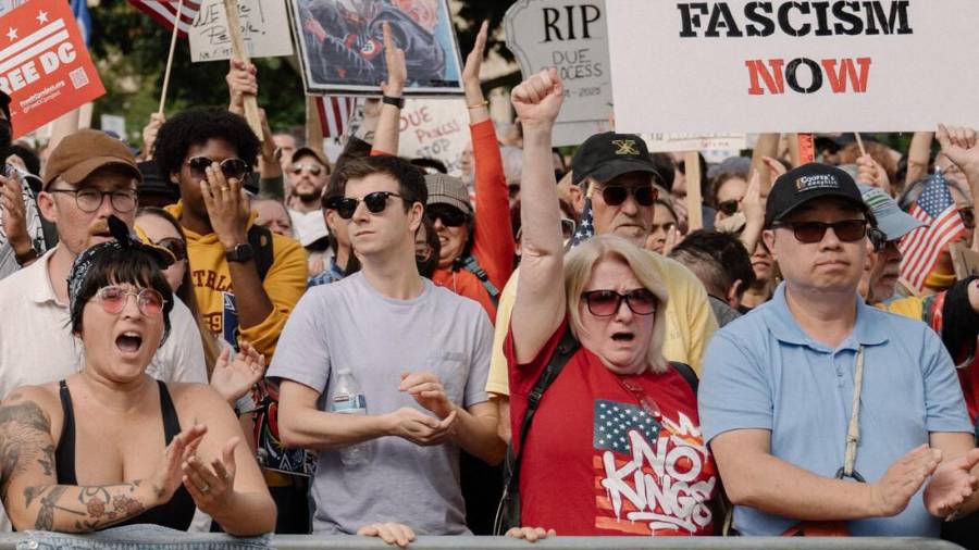 Ciudadanos de diversas edades y procedencias se movilizan de forma pacífica en espacios públicos, portando símbolos que exigen un equilibrio de poderes en el gobierno federal.