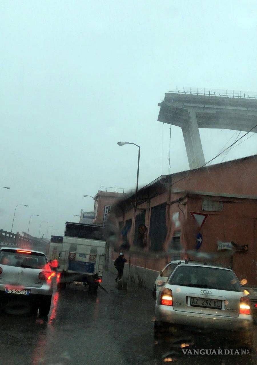 $!Se desploma un puente en Génova y varios vehículos caen al vacío (Fotogalería)