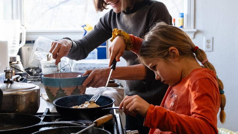 En ‘El arte perdido de educar’, Michaeleen Doucleff prometió simplificar la vida familiar.