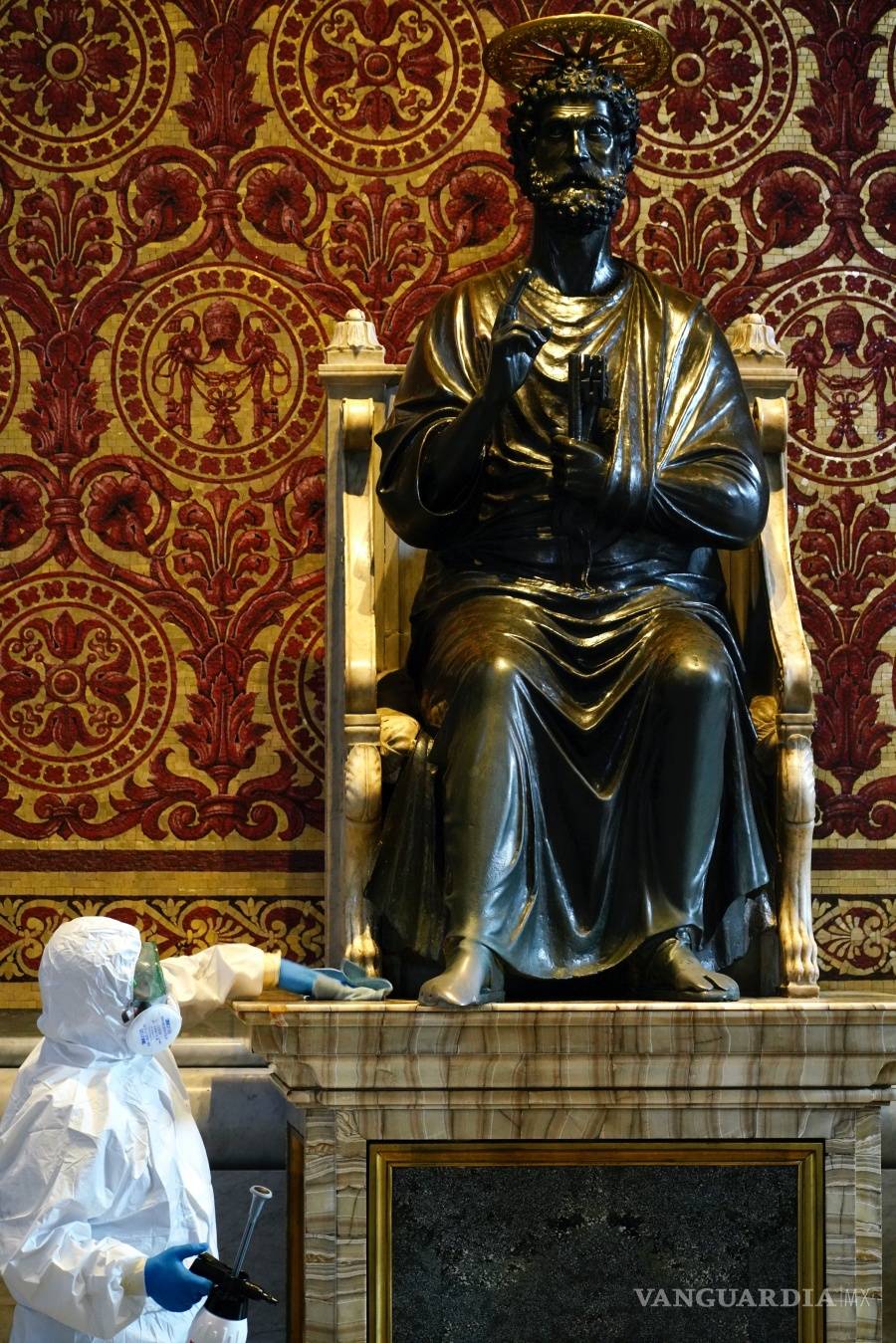 $!Basílica San Pedro es sometida a una inédita desinfección para su reapertura