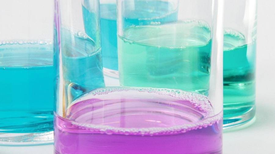 Aunque los enjuagues bucales cosméticos y terapéuticos son comunes en la rutina diaria, los especialistas recomiendan no abusar de los antisépticos para no alterar la flora bacteriana de la boca.