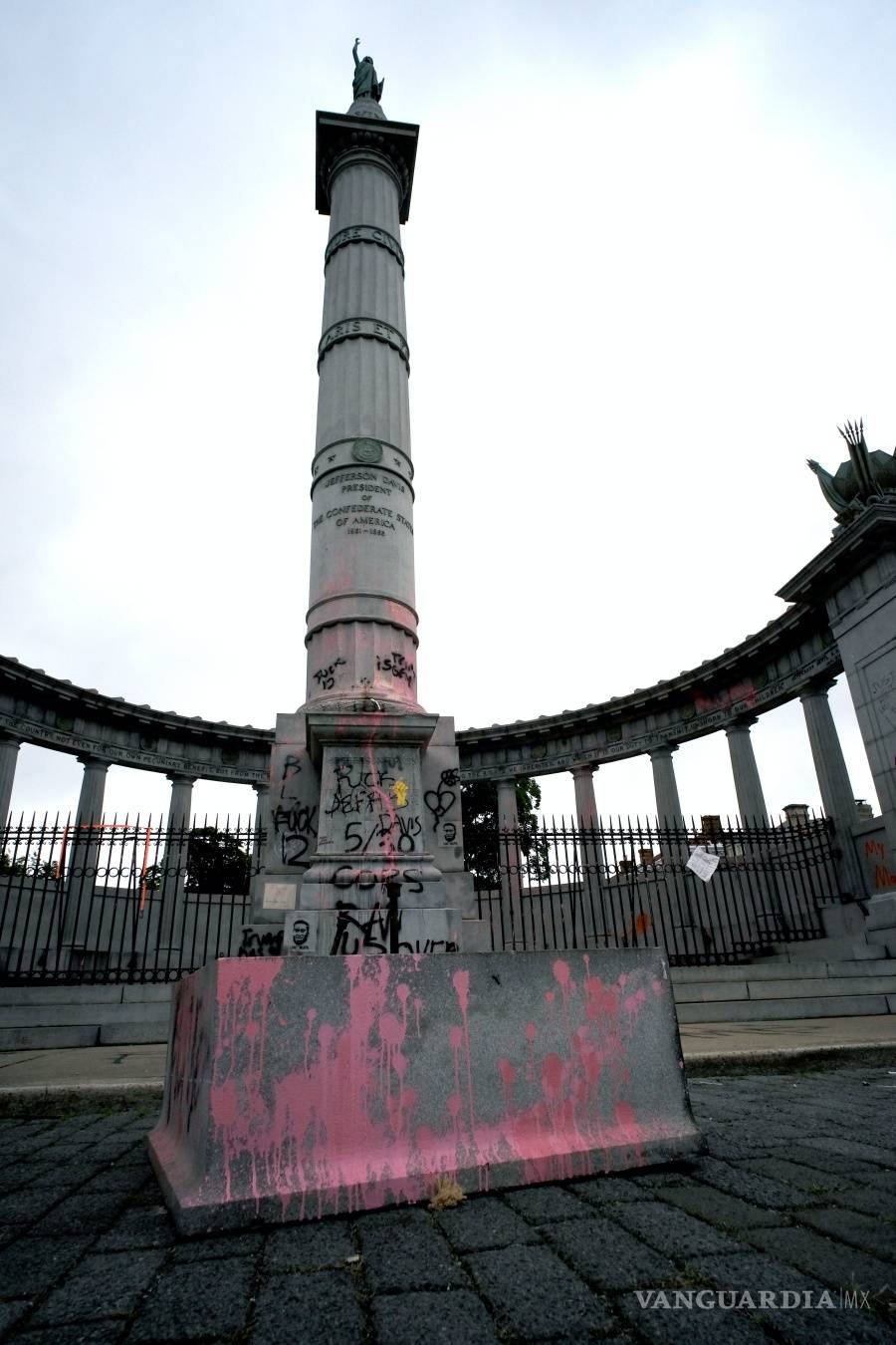 $!Monumentos y estatuas son víctimas de la ira y las protestas antirracistas en todo el mundo (fotos)