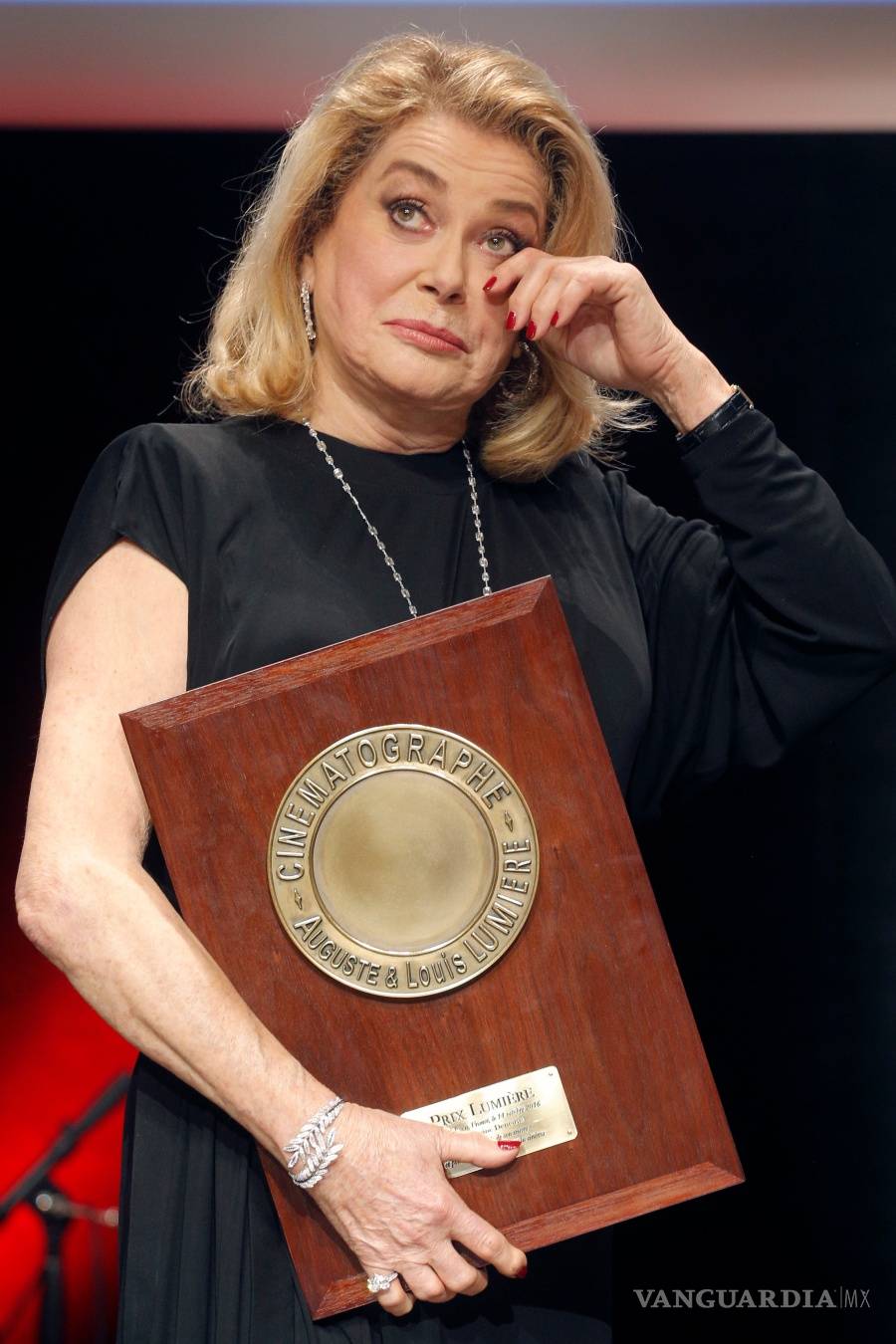 $!Recibe Catherine Deneuve un emotivo homenaje en Francia