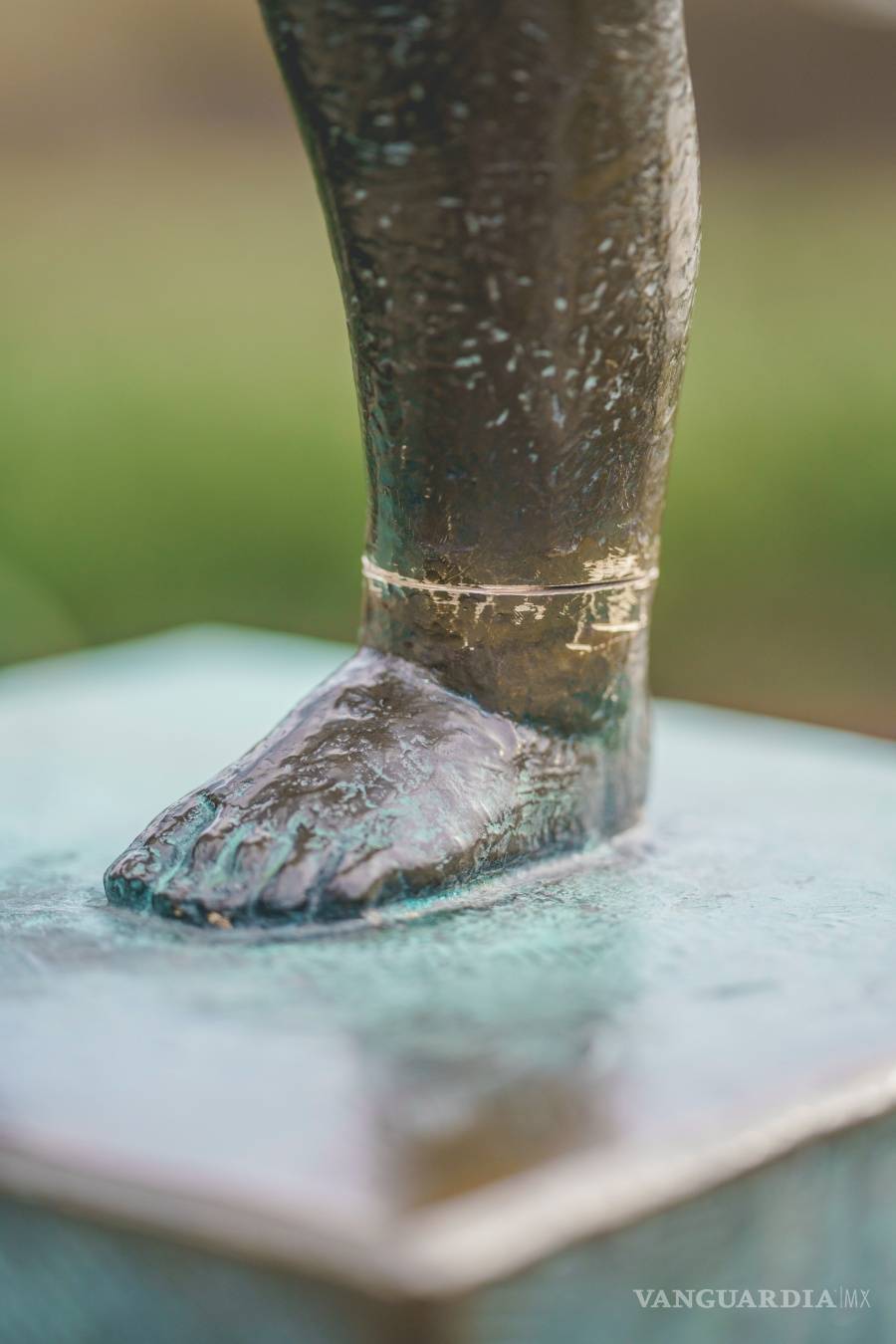 $!Vándalos dañan una famosa estatua de un bebé furioso en Oslo