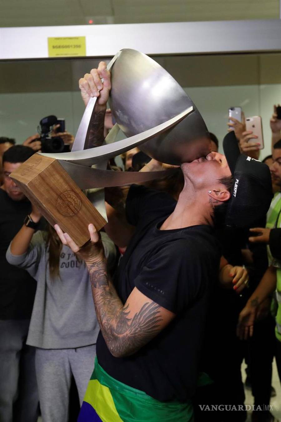 $!Gabriel Medina, bicampeón mundial de surf: "Creí mucho en mi sueño"