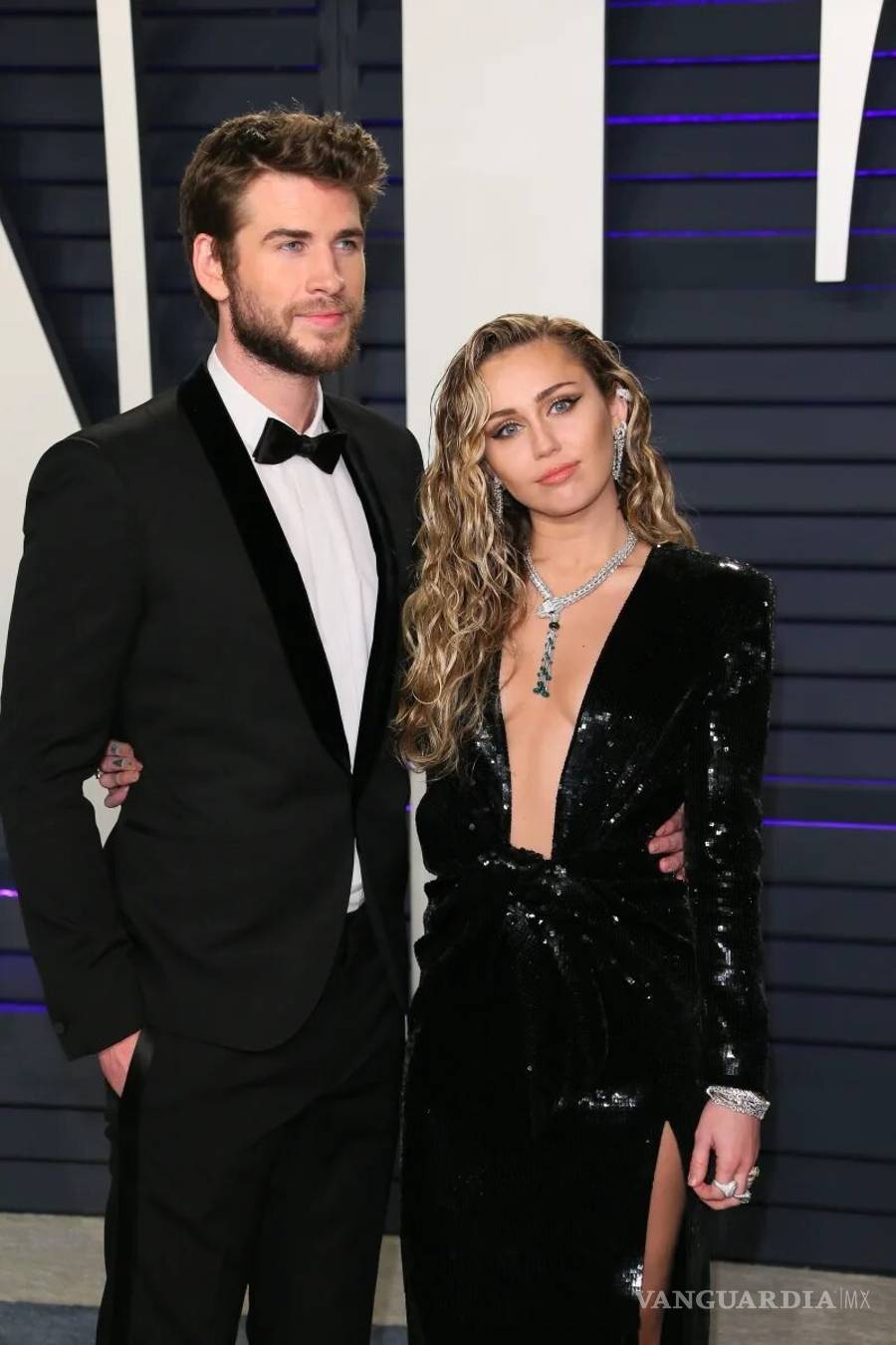 $!Captan a Miley Cyrus echándole una mirada matadora a Hemsworth (Fotos)