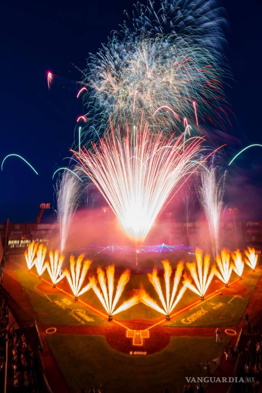 $!Los fuegos artificiales invadieron al Estadio Francisco I. Madero, la “Catedral del Béisbol”.