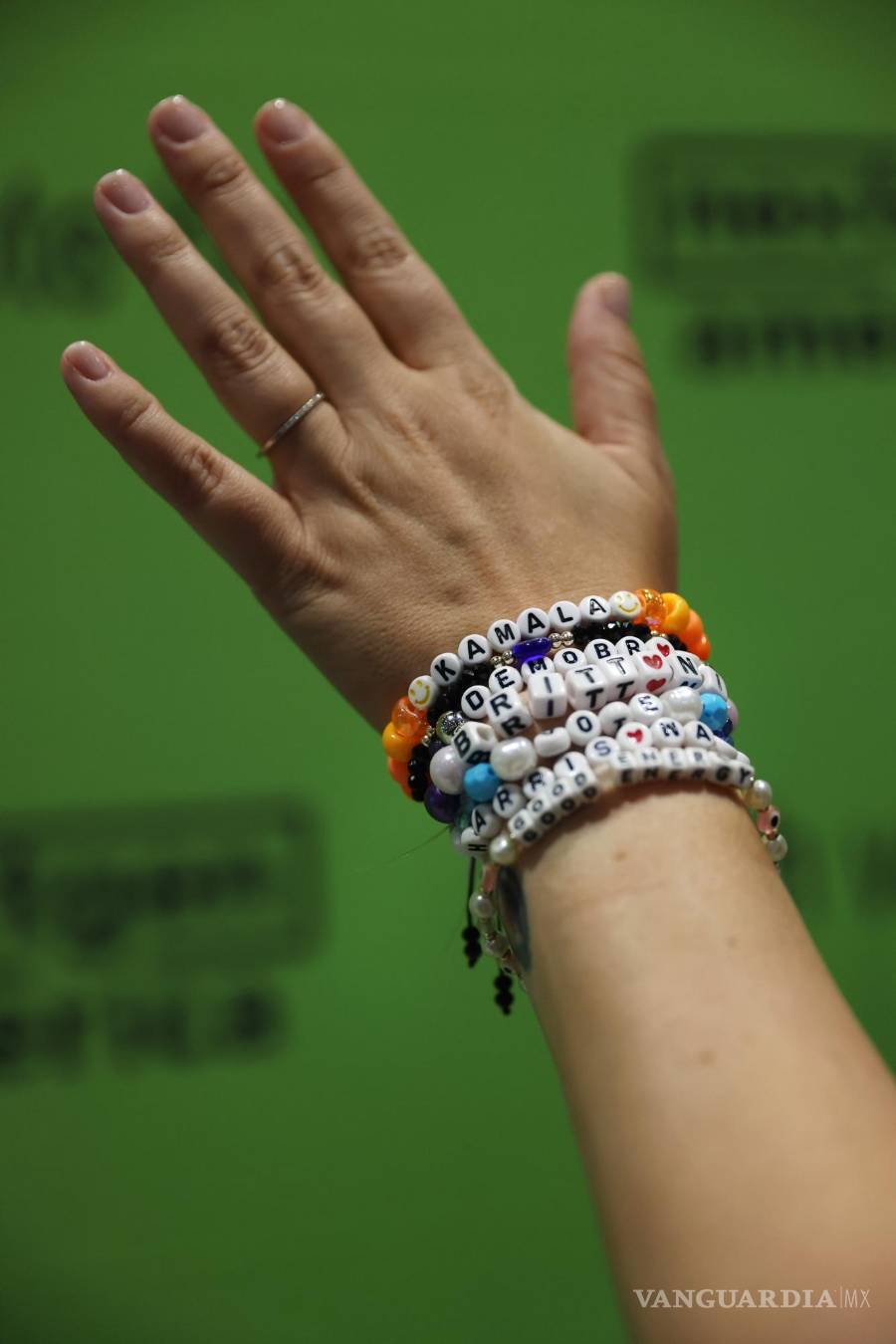 $!Una asistente lleva una pulsera de la amistad de Kamala Harris en el segundo día de la Convención Nacional Demócrata en McCormick Place, en Chicago.