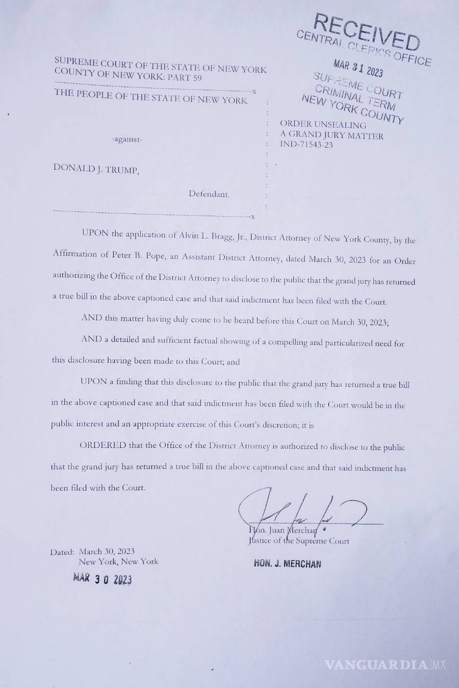 $!Una copia de una orden del juez Juan Manuel Merchan, que preside el caso del expresidente Donald Trump en Nueva York.
