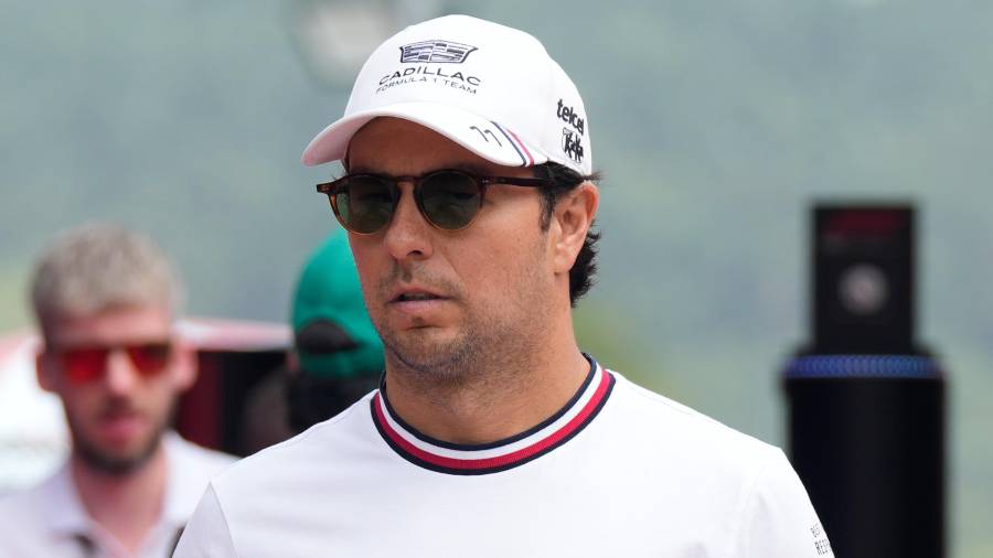 Sergio Pérez dañó el alerón delantero de su Cadillac tras impactarse contra el muro de Marina Bay y quedó relegado al lugar 20 de la clasificación Sprint.