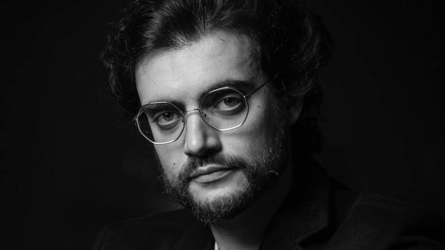 Ernesto Castro es uno de los pensadores contemporáneos con mayor peso. Encontró en YouTube una plataforma para subvertir el rol de la academia y extender el conocimiento más allá de las aulas