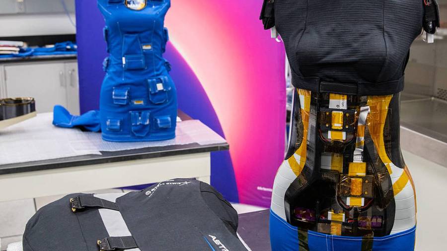Dos maniquíes de prueba con chalecos contra la radiación, en inspecciones posteriores a un vuelo espacial, el 17 de enero de 2023 en el Centro Espacial Kennedy en Merritt Island, Florida.