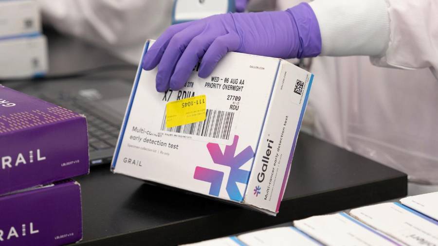 En esta imagen sin fecha, proporcionada por Grail Inc. el martes 22 de septiembre de 2026, aparece un empleado analizando una prueba Galleri para la detección del cáncer.