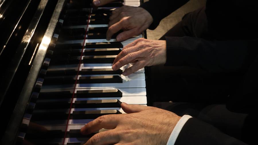 Dos palabras sobre el piano a cuatro manos