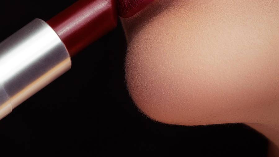 Más allá del acabado o la intensidad, el subtono del labial puede hacer que los dientes se vean más blancos.