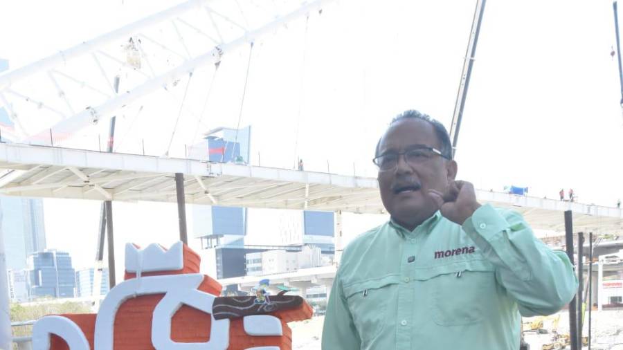 Coloca Andrés Mijes, “monumento a la corrupción” en una obra del gobierno de Samuel García
