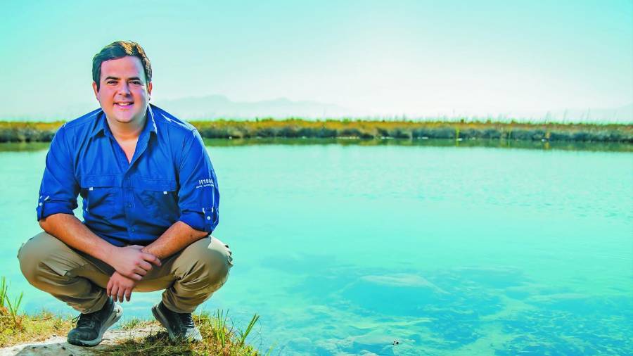 Iván Pérez en la Poza Azul, en Cuatro Ciénegas. Foto: