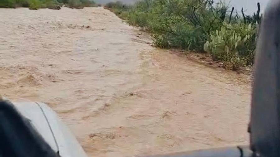 Personal de SIMAS Monclova-Frontera realizó trabajos de reparación en la zona Pozuelos-Viborillas, donde las precipitaciones y el difícil acceso complicaron las labores para restablecer el servicio.