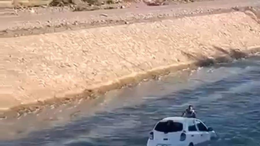 El automóvil fue arrastrado varios metros por la fuerte corriente del canal.
