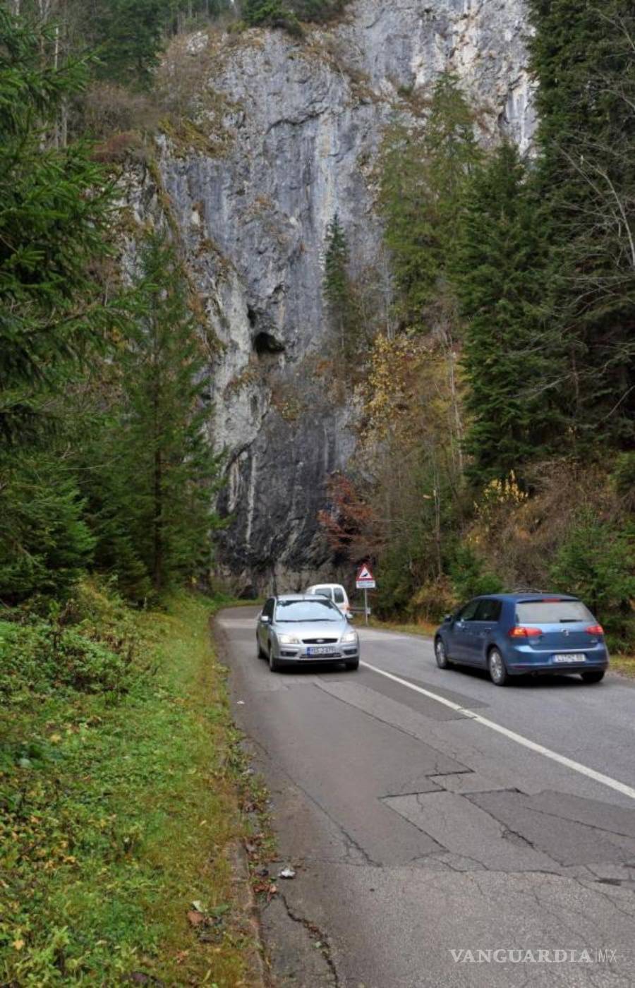 $!Insólita señal de tráfico advierte a conductores en Bosnia del vuelo de murciélagos
