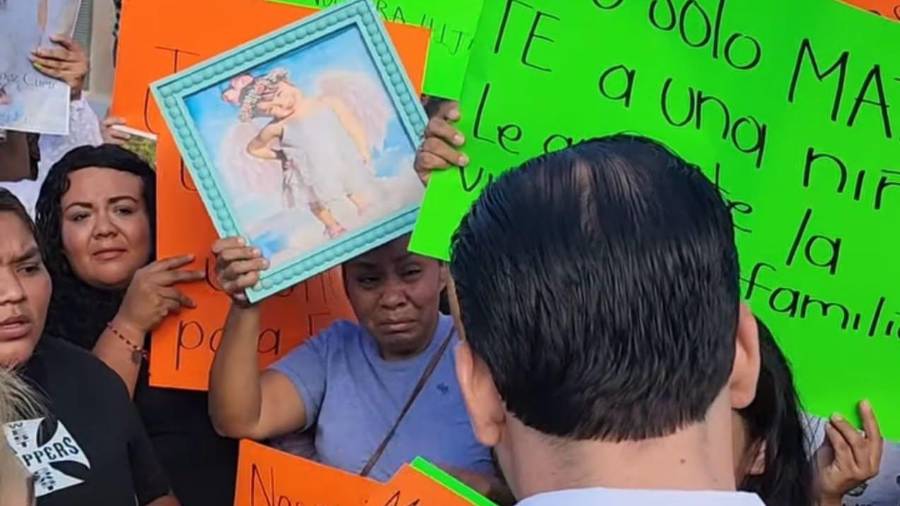 Familiares de Ema, fallecida en julio pasado en un accidente automovilístico, abordaron este martes al gobernador Manolo Jiménez durante su visita a Ciudad Acuña, a quien pidieron su intervención y justica.