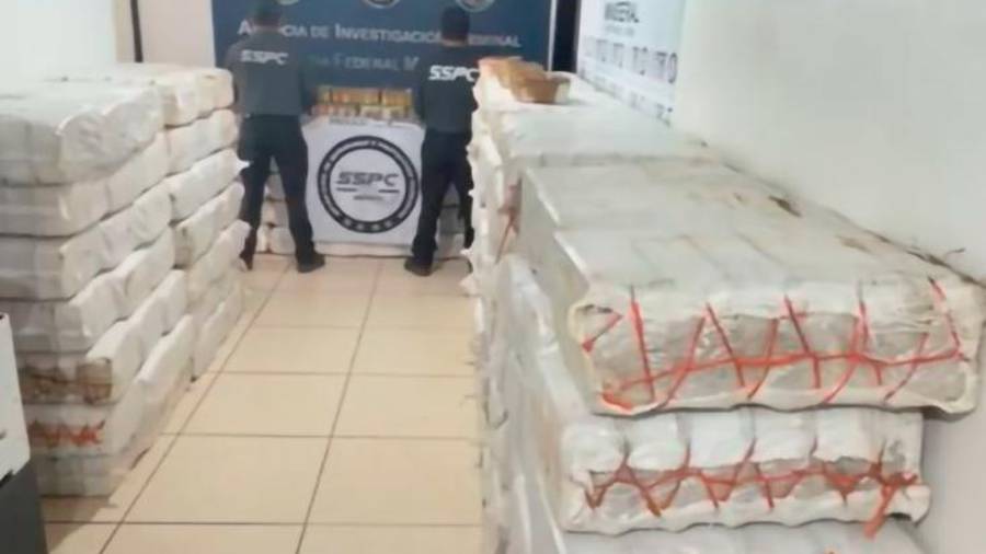 Agentes hallaron en tractocamión 60 costales con recipientes de plástico con metanfetamina.