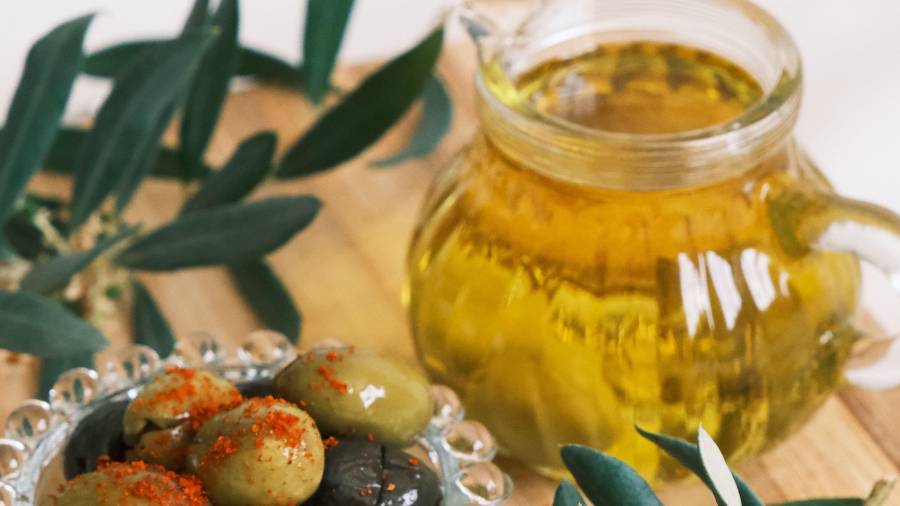 Símbolo milenario de prosperidad y pilar de la gastronomía mundial, la aceituna aporta intensidad y carácter a múltiples platillos.
