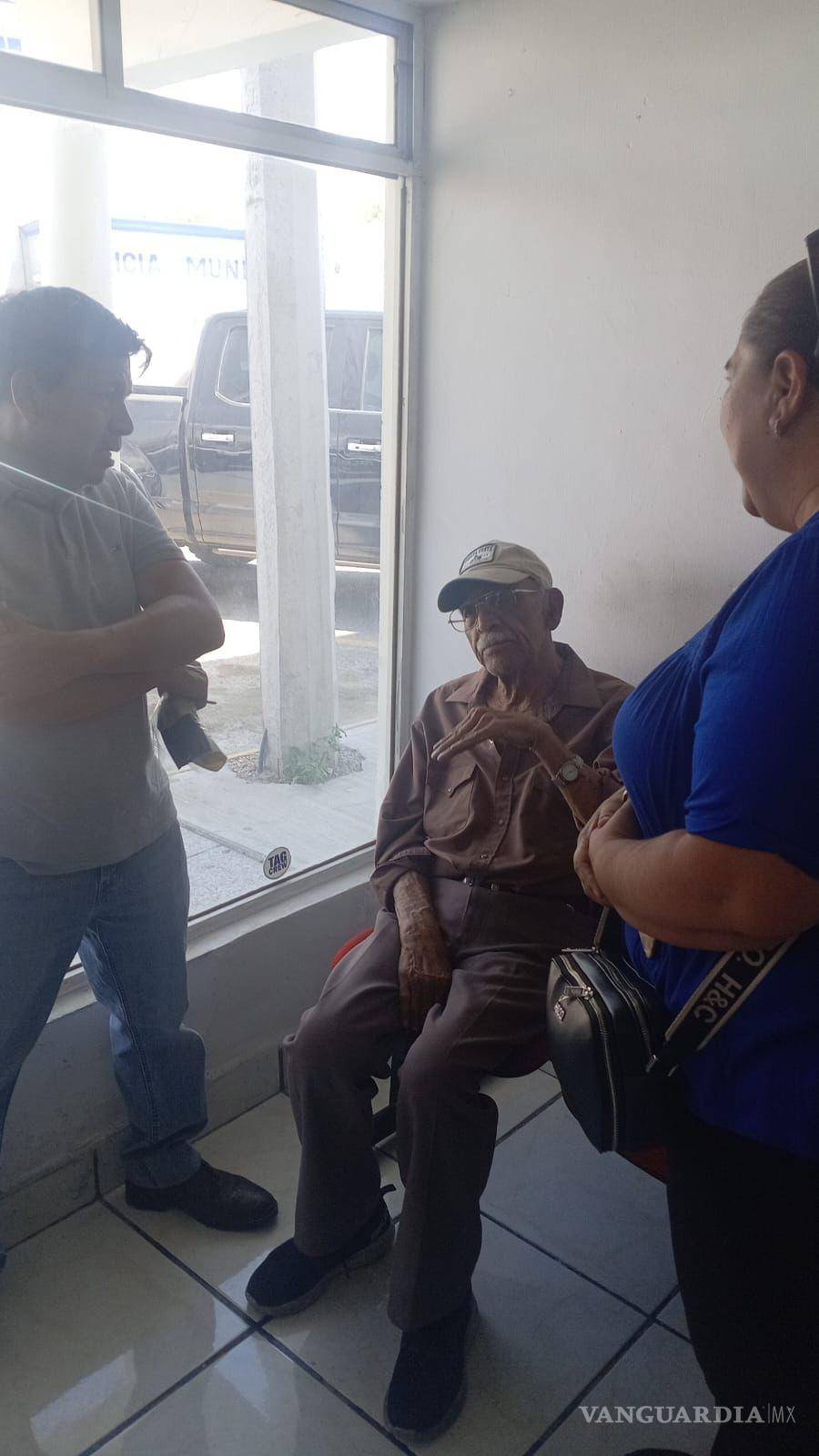 $!Los sobrinos del adulto mayor, Sandra Díaz Robles y Francisco Javier Ramírez Leos, acudieron al lugar con documentación que acreditara su parentesco.