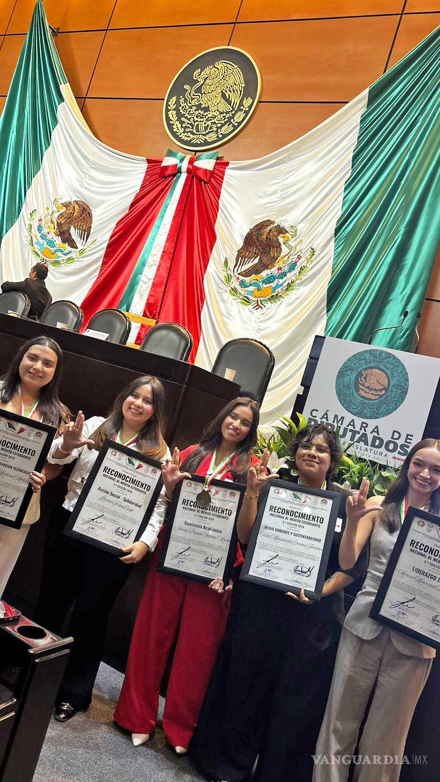 $!Las galardonadas recibieron el Mérito Estudiantil 2026 durante una ceremonia realizada en el Senado de la República, organizada por la Sociedad Mexicana de Ingenieros.