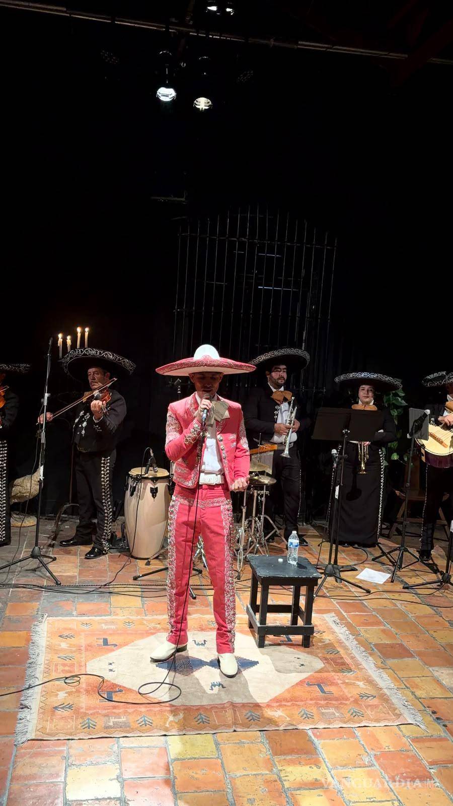 $!El cantante saltillense acompañado en el escenario por el Mariachi Saltillo 2000 durante la grabación en vivo de su proyecto ‘Brown Eyed Soul’.