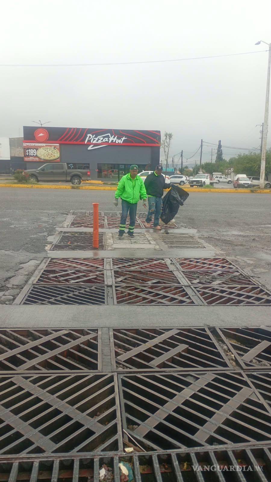 $!Cuadrillas municipales realizan labores de limpieza en rejillas pluviales de distintos sectores de Saltillo.
