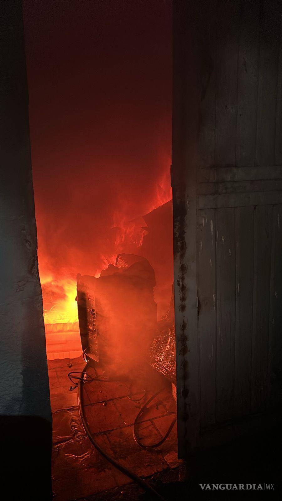 $!Ilesas dos mujeres tras incendio en la Zona Centro de Saltillo; se sospecha que fue provocado