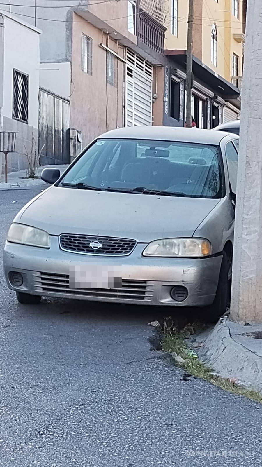 $!El sedán gris Sentra sigue estacionado en la esquina de Manuel Corpus y Gilberto Garza, a pesar de las múltiples notificaciones a las autoridades.