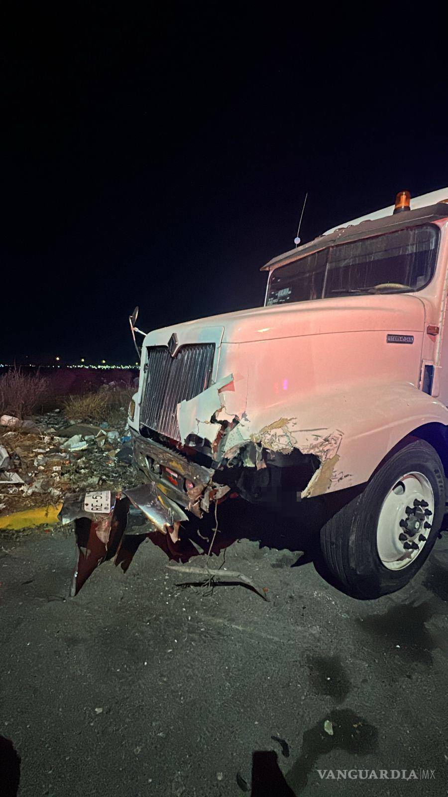$!Agentes de Policía y Tránsito llegaron al lugar para asegurar la zona y levantar el reporte.