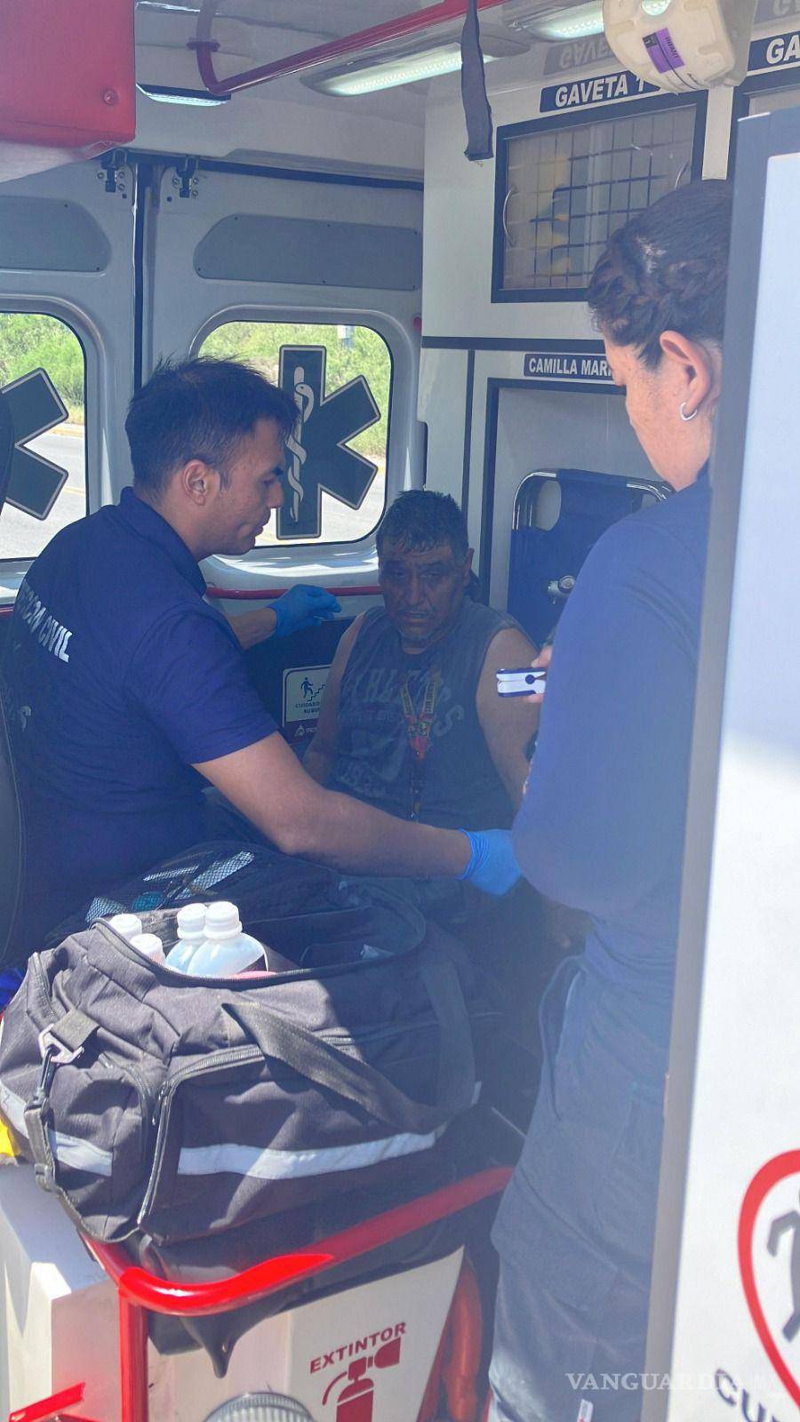$!Gabino Ramos fue auxiliado por bomberos tras sufrir 15 picaduras de abeja mientras limpiaba maleza cerca del “Charco Azul”, lo que obligó su traslado a la clínica 7 del IMSS para descartar una reacción alérgica.