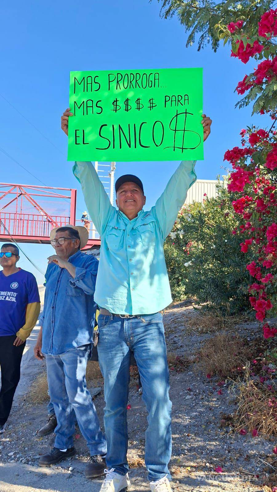 $!Los manifestantes señalaron que mantendrán las protestas hasta que exista certeza sobre la subasta de Altos Hornos de México y se garantice justicia laboral.