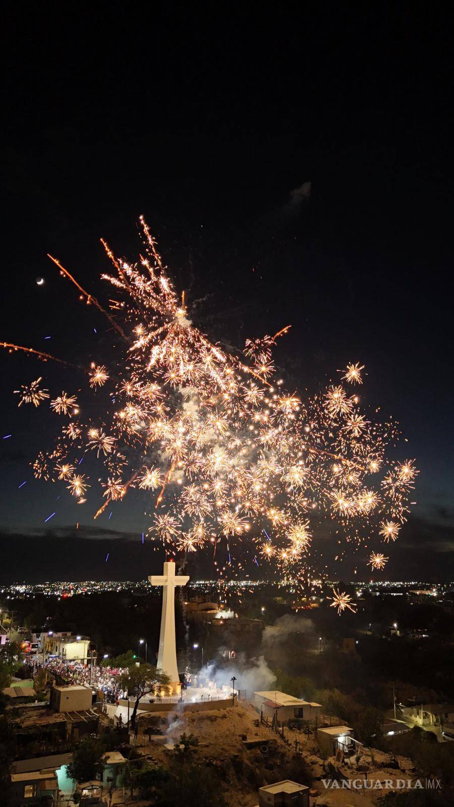 $!La inauguración estuvo acompañada de pirotecnia que iluminó el cielo