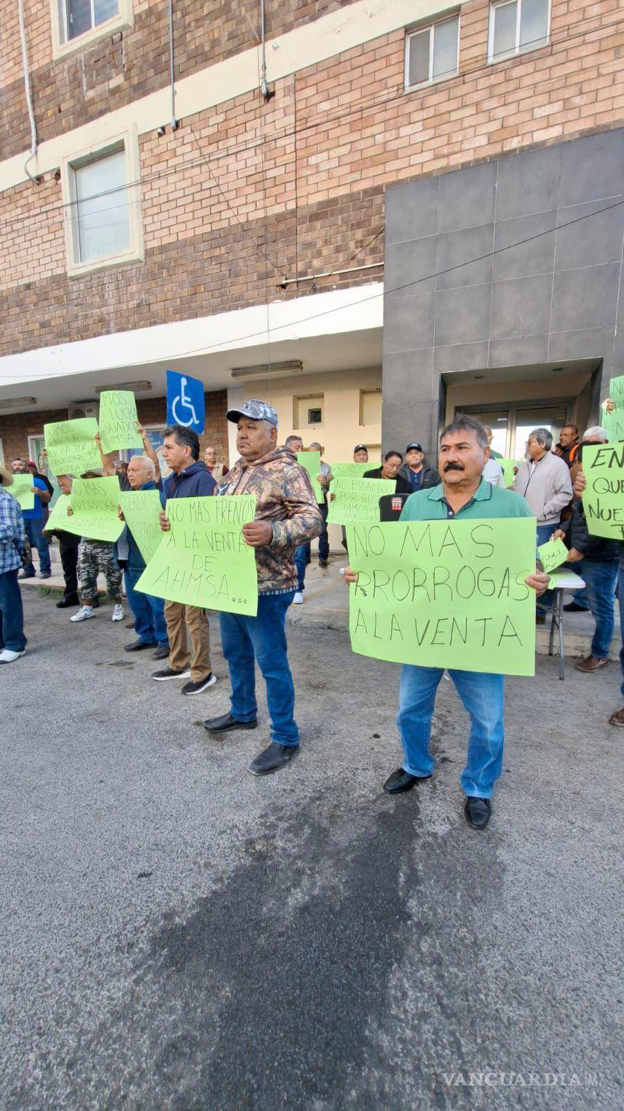 $!Los manifestantes exigieron castigo para el ex propietario de AHMSA, Alonso Ancira, y justicia para miles de trabajadores afectados por el colapso de la empresa.