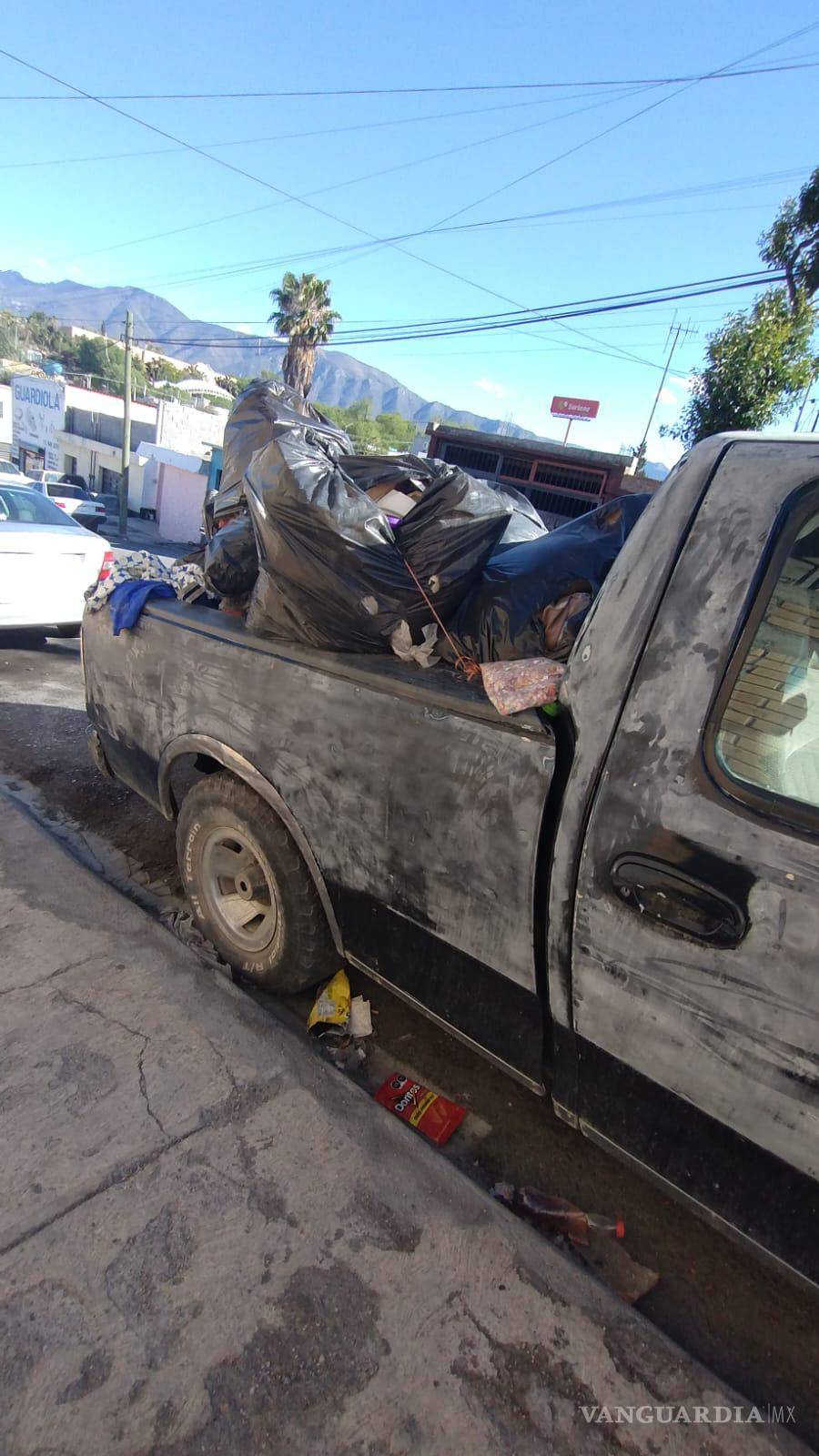 $!Camioneta Ford negra cargada con bolsas negras permanece abandonada en la calle Manuel Corpus, sin ser retirada pese a los reportes realizados.