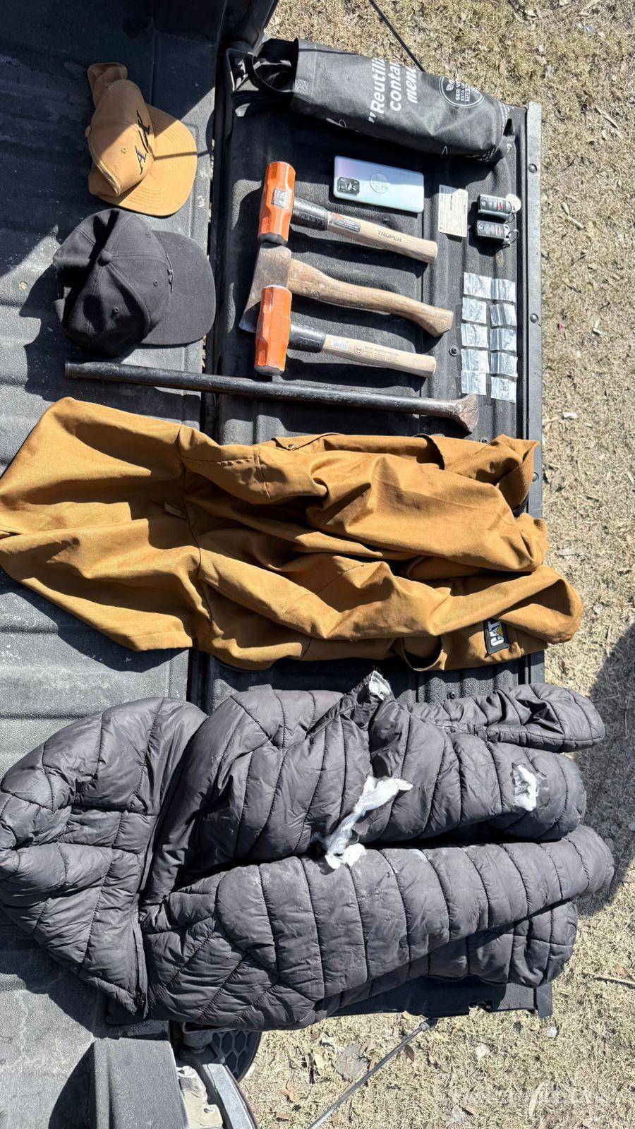 $!Durante la revisión al vehículo, policías municipales aseguraron varios envoltorios con una sustancia con características de la droga conocida como cristal.