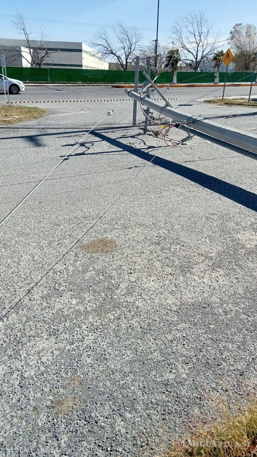 $!Un poste de líneas de alta tensión cayó sobre la carretera Parras Paila, generando riesgo para los conductores que transitaban en la madrugada.